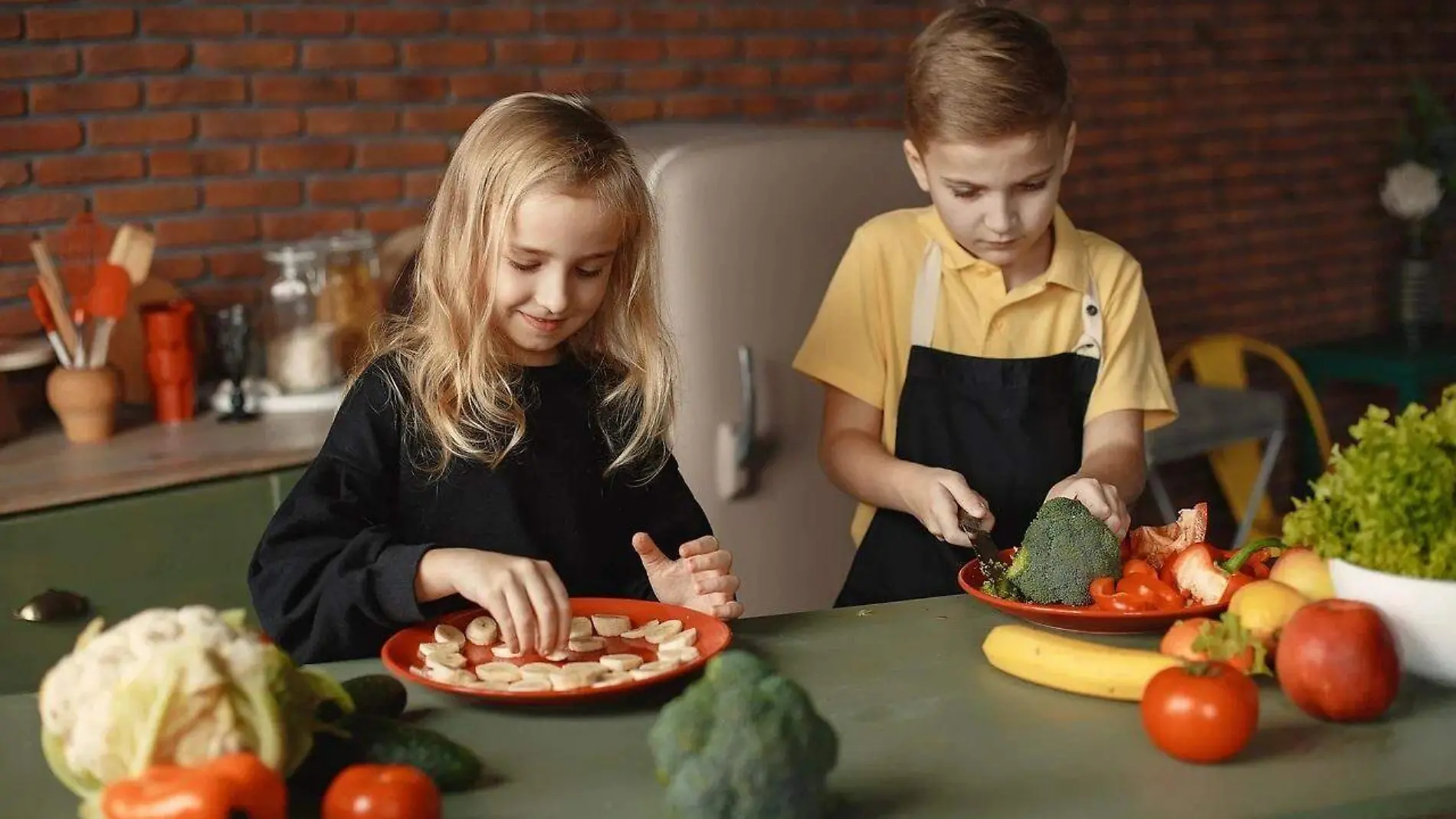 Niños comiendo verduras